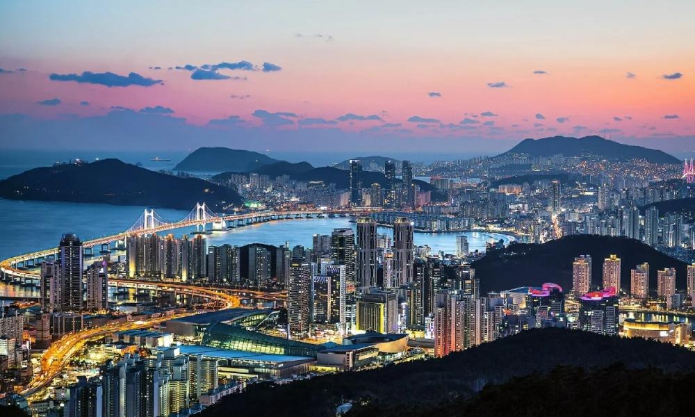 Đại học Dong-A H&agrave;n Quốc sở hữu vị tr&iacute; kh&aacute; thuận lợi khi nằm ngay tại trung t&acirc;m th&agrave;nh phố Busan