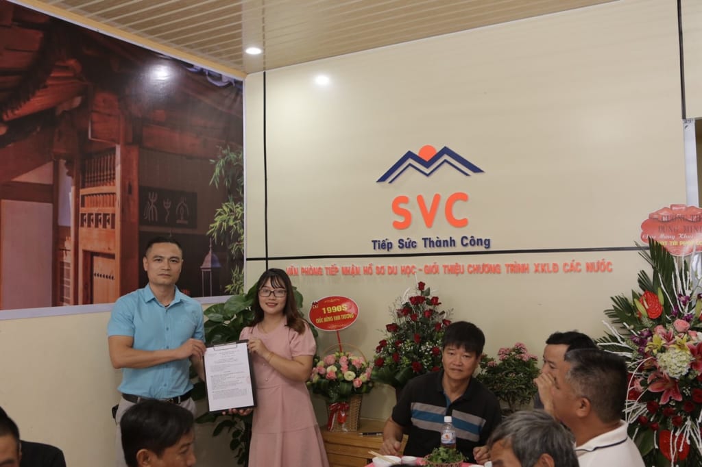 Giám Đốc Trao Quyết Định Bổ Nhiệm